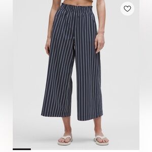 Lululemon Stretch Woven Ruffle-Waist Wide-Leg
Cropped Pant, excellent condition
